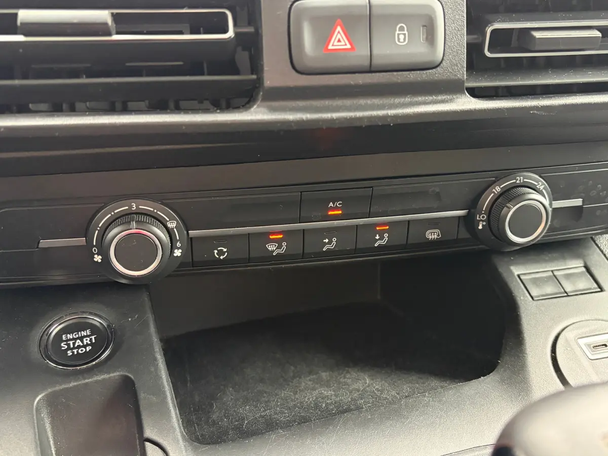 1.5 BlueHDi 100 S&S L1 | 3 ZITS| NAVIGATIE + APPLE CARPLAY/ANDROID AUTO| HOUTEN VLOER IN LAADRUIMTE| KEYLESS ENTRY & START| PARKEERSENSOREN ACHTER| MISTLAMPEN VOOR| DAB| DEALER ONDERHOUDEN|