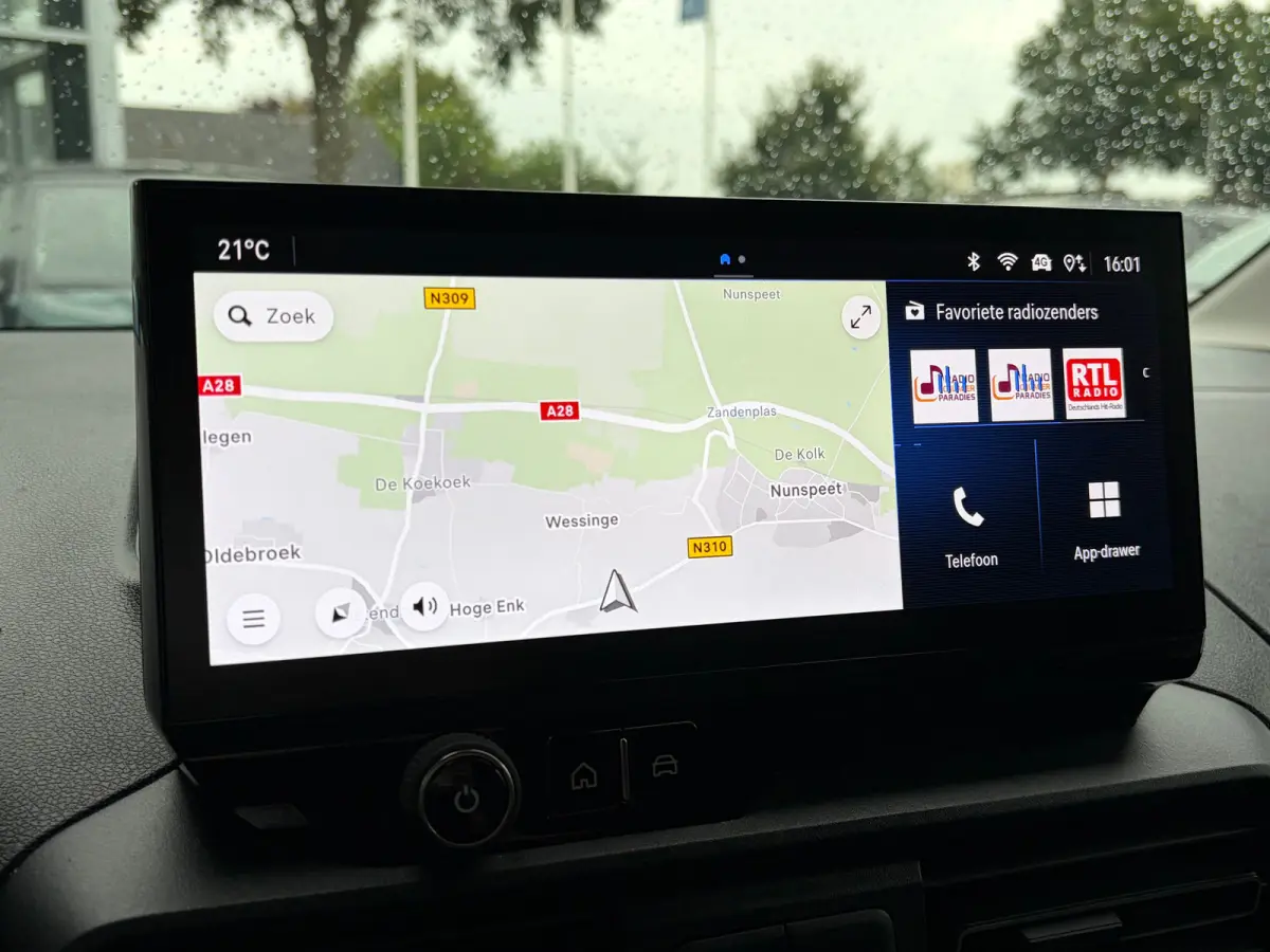 1.5 BlueHDi 100 S&S L1 | 3 ZITS| NAVIGATIE + APPLE CARPLAY/ANDROID AUTO| HOUTEN VLOER IN LAADRUIMTE| KEYLESS ENTRY & START| PARKEERSENSOREN ACHTER| MISTLAMPEN VOOR| DAB| DEALER ONDERHOUDEN|