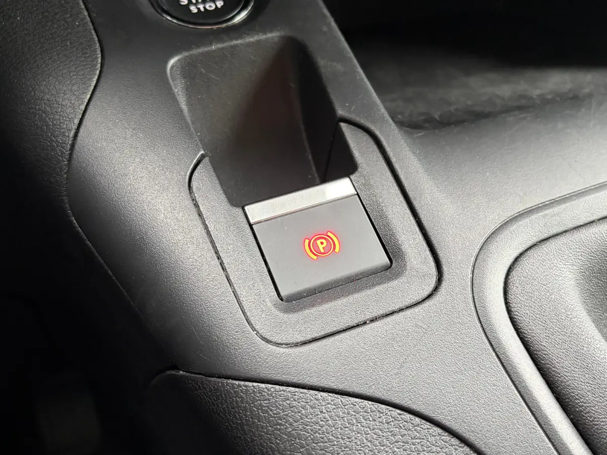 1.5 BlueHDi 100 S&S L1 | 3 ZITS| NAVIGATIE + APPLE CARPLAY/ANDROID AUTO| HOUTEN VLOER IN LAADRUIMTE| KEYLESS ENTRY & START| PARKEERSENSOREN ACHTER| MISTLAMPEN VOOR| DAB| DEALER ONDERHOUDEN|