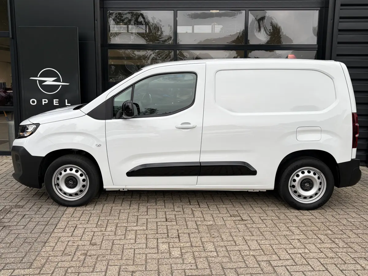 1.5 BlueHDi 100 S&S L1 | 3 ZITS| NAVIGATIE + APPLE CARPLAY/ANDROID AUTO| HOUTEN VLOER IN LAADRUIMTE| KEYLESS ENTRY & START| PARKEERSENSOREN ACHTER| MISTLAMPEN VOOR| DAB| DEALER ONDERHOUDEN|