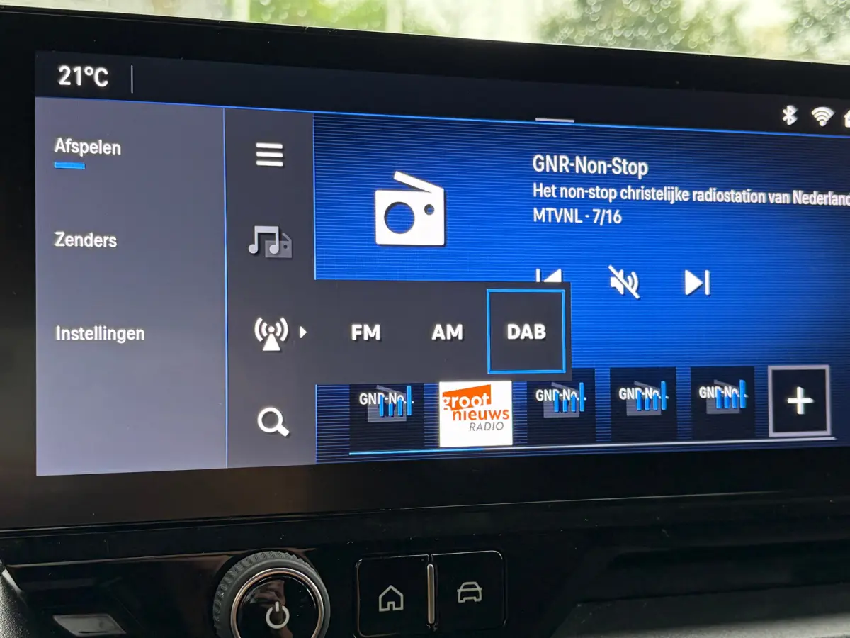1.5 BlueHDi 100 S&S L1 | 3 ZITS| NAVIGATIE + APPLE CARPLAY/ANDROID AUTO| HOUTEN VLOER IN LAADRUIMTE| KEYLESS ENTRY & START| PARKEERSENSOREN ACHTER| MISTLAMPEN VOOR| DAB| DEALER ONDERHOUDEN|