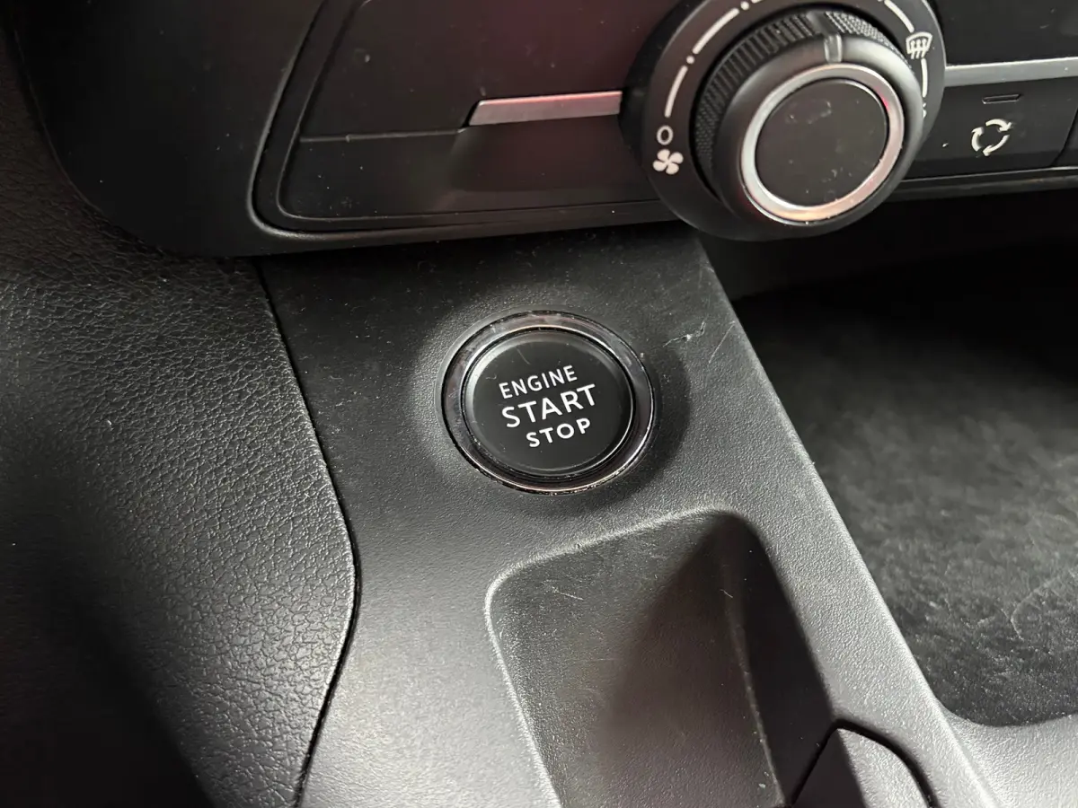 1.5 BlueHDi 100 S&S L1 | 3 ZITS| NAVIGATIE + APPLE CARPLAY/ANDROID AUTO| HOUTEN VLOER IN LAADRUIMTE| KEYLESS ENTRY & START| PARKEERSENSOREN ACHTER| MISTLAMPEN VOOR| DAB| DEALER ONDERHOUDEN|