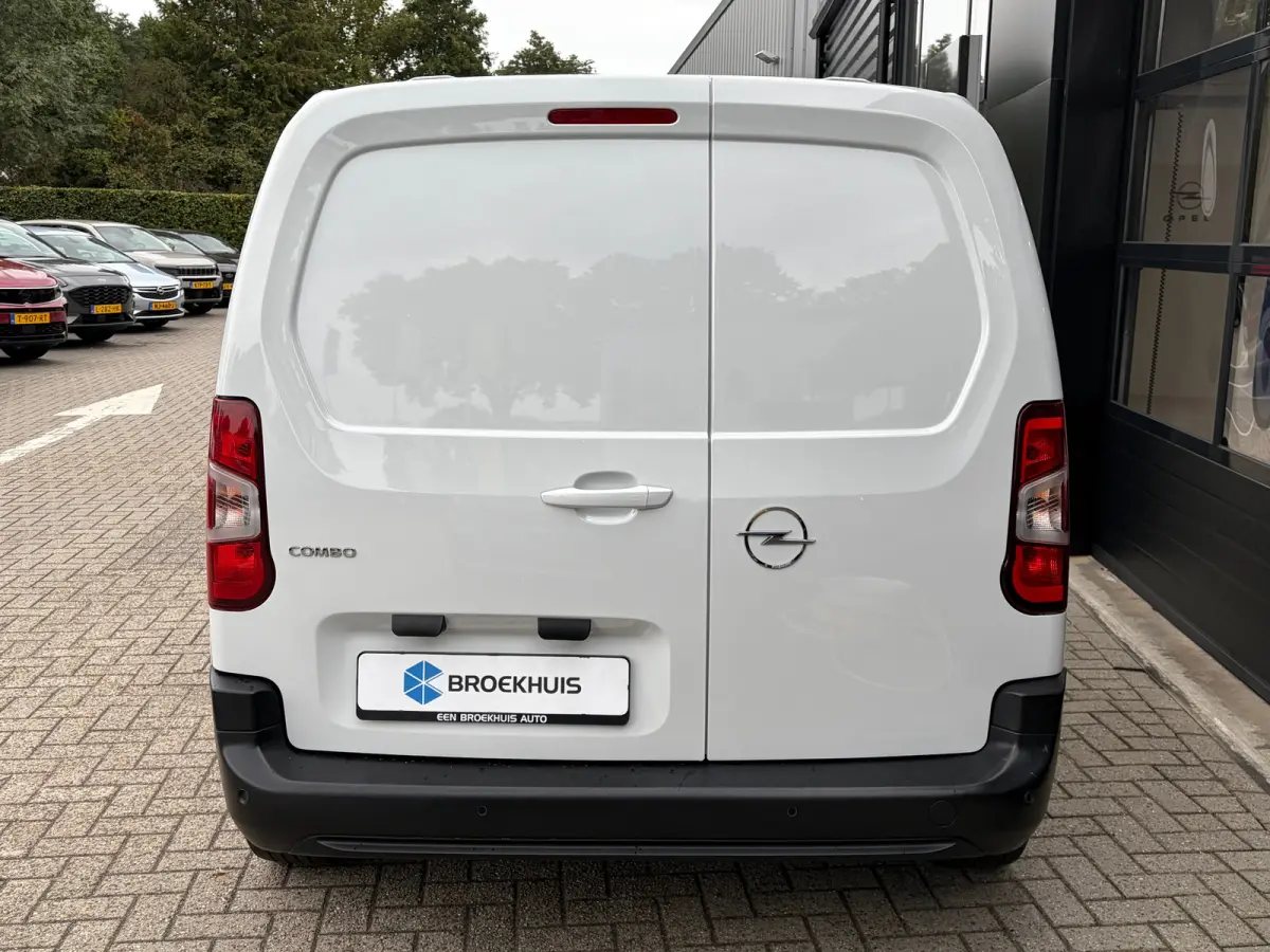 1.5 BlueHDi 100 S&S L1 | 3 ZITS| NAVIGATIE + APPLE CARPLAY/ANDROID AUTO| HOUTEN VLOER IN LAADRUIMTE| KEYLESS ENTRY & START| PARKEERSENSOREN ACHTER| MISTLAMPEN VOOR| DAB| DEALER ONDERHOUDEN|