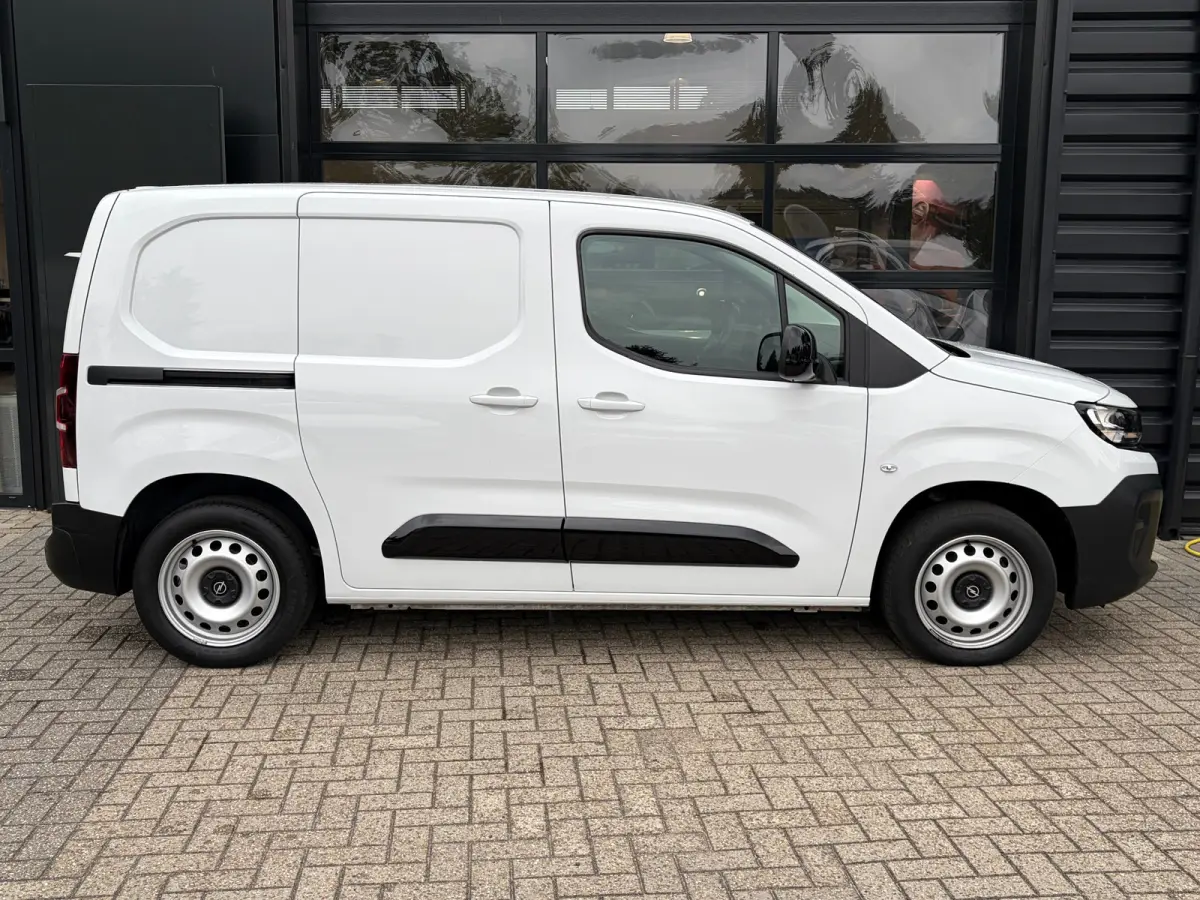 1.5 BlueHDi 100 S&S L1 | 3 ZITS| NAVIGATIE + APPLE CARPLAY/ANDROID AUTO| HOUTEN VLOER IN LAADRUIMTE| KEYLESS ENTRY & START| PARKEERSENSOREN ACHTER| MISTLAMPEN VOOR| DAB| DEALER ONDERHOUDEN|