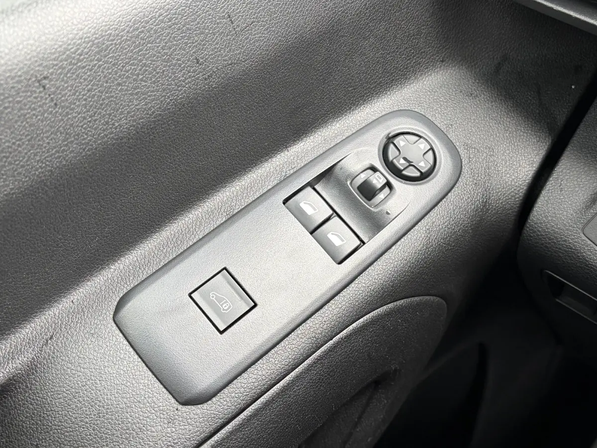 1.5 BlueHDi 100 S&S L1 | 3 ZITS| NAVIGATIE + APPLE CARPLAY/ANDROID AUTO| HOUTEN VLOER IN LAADRUIMTE| KEYLESS ENTRY & START| PARKEERSENSOREN ACHTER| MISTLAMPEN VOOR| DAB| DEALER ONDERHOUDEN|