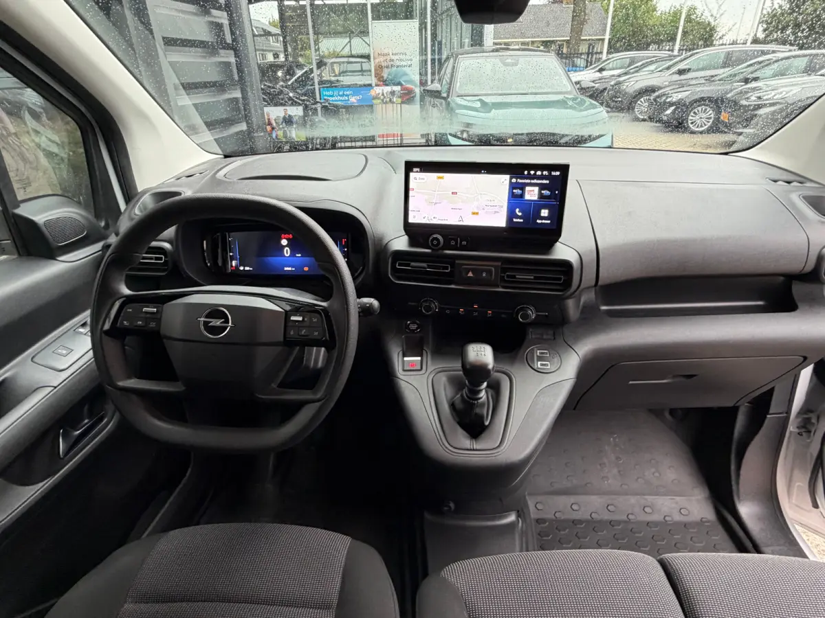 1.5 BlueHDi 100 S&S L1 | 3 ZITS| NAVIGATIE + APPLE CARPLAY/ANDROID AUTO| HOUTEN VLOER IN LAADRUIMTE| KEYLESS ENTRY & START| PARKEERSENSOREN ACHTER| MISTLAMPEN VOOR| DAB| DEALER ONDERHOUDEN|