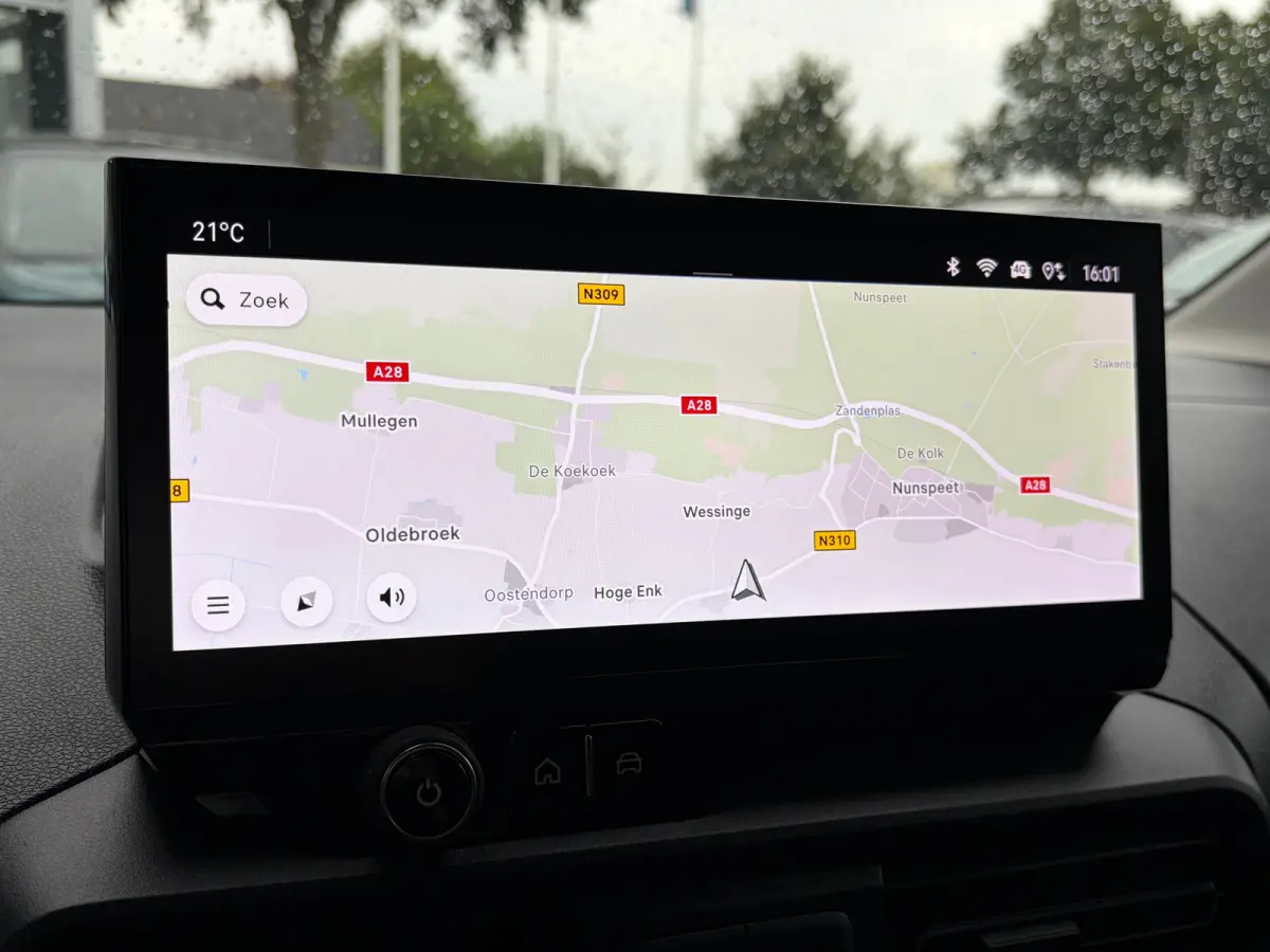 1.5 BlueHDi 100 S&S L1 | 3 ZITS| NAVIGATIE + APPLE CARPLAY/ANDROID AUTO| HOUTEN VLOER IN LAADRUIMTE| KEYLESS ENTRY & START| PARKEERSENSOREN ACHTER| MISTLAMPEN VOOR| DAB| DEALER ONDERHOUDEN|