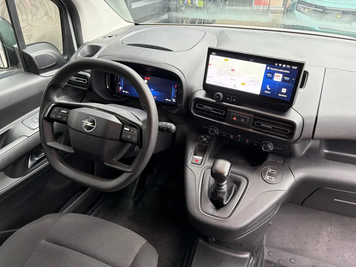 1.5 BlueHDi 100 S&S L1 | 3 ZITS| NAVIGATIE + APPLE CARPLAY/ANDROID AUTO| HOUTEN VLOER IN LAADRUIMTE| KEYLESS ENTRY & START| PARKEERSENSOREN ACHTER| MISTLAMPEN VOOR| DAB| DEALER ONDERHOUDEN|