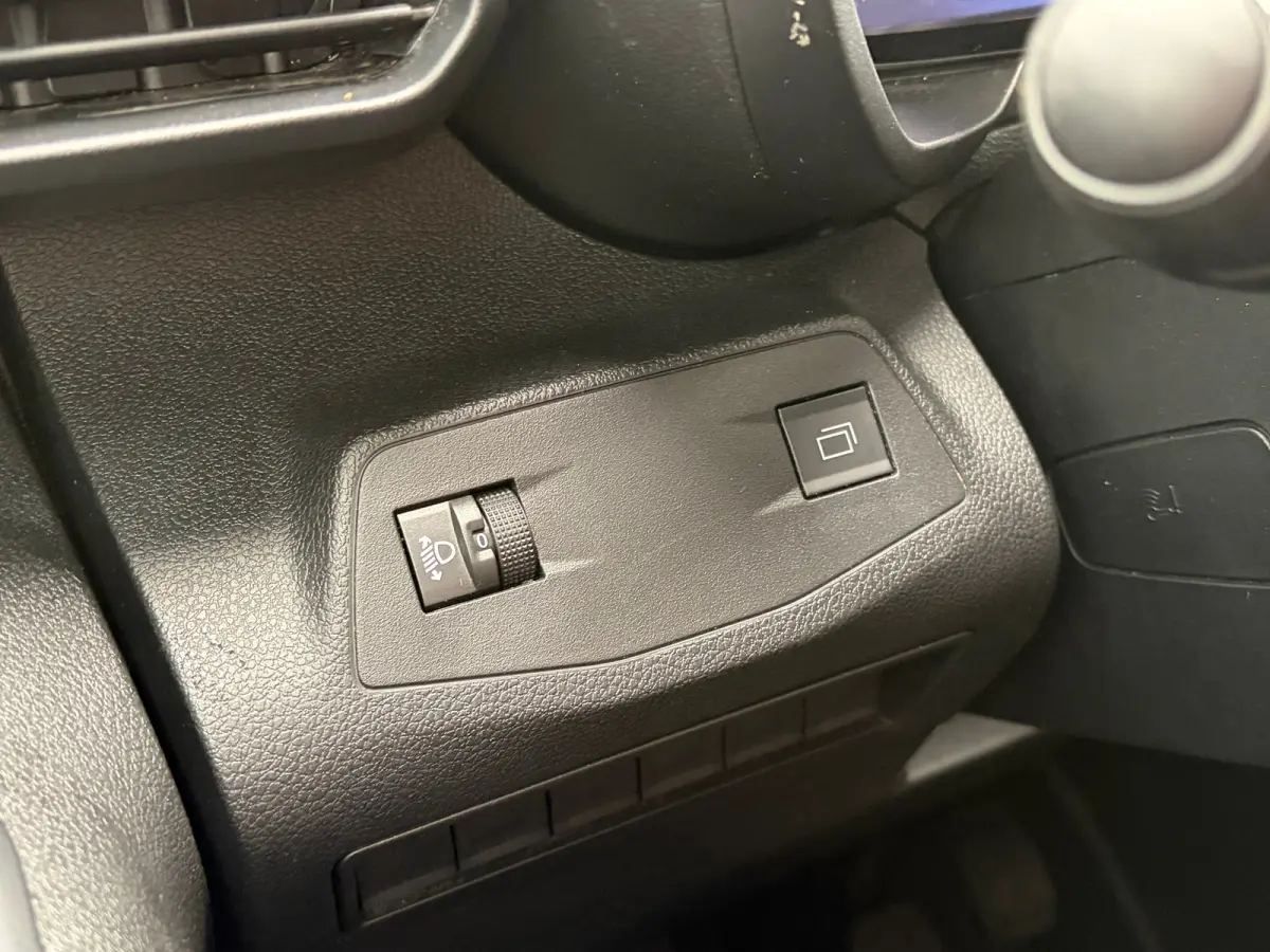 1.5 BlueHDi 100 S&S L1 | 3 ZITS| NAVIGATIE + APPLE CARPLAY/ANDROID AUTO| HOUTEN VLOER IN LAADRUIMTE| KEYLESS ENTRY & START| PARKEERSENSOREN ACHTER| MISTLAMPEN VOOR| DAB| DEALER ONDERHOUDEN|