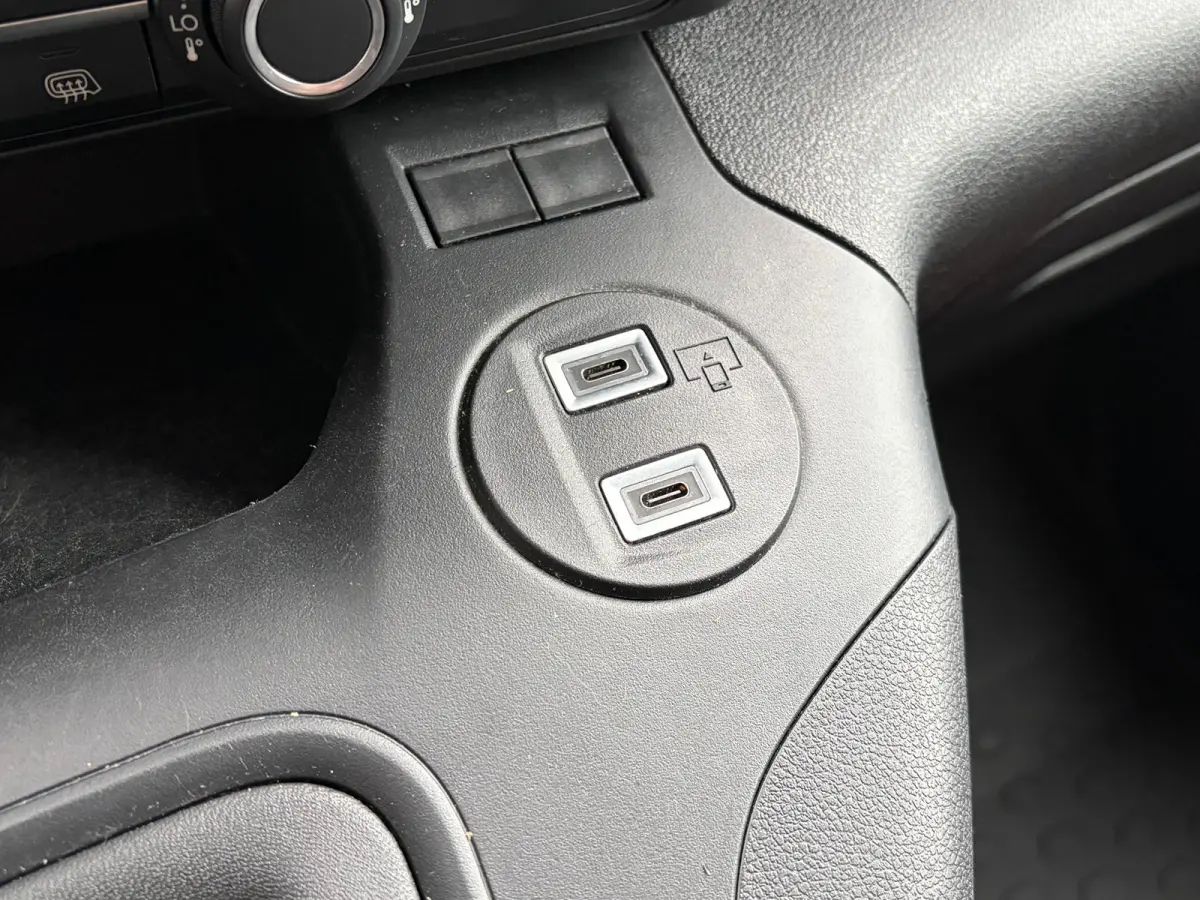 1.5 BlueHDi 100 S&S L1 | 3 ZITS| NAVIGATIE + APPLE CARPLAY/ANDROID AUTO| HOUTEN VLOER IN LAADRUIMTE| KEYLESS ENTRY & START| PARKEERSENSOREN ACHTER| MISTLAMPEN VOOR| DAB| DEALER ONDERHOUDEN|
