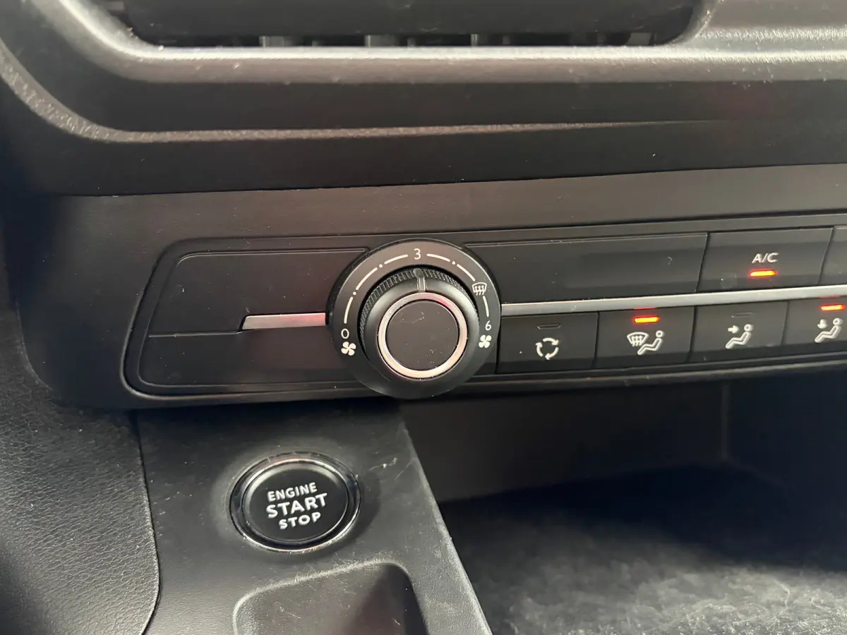 1.5 BlueHDi 100 S&S L1 | 3 ZITS| NAVIGATIE + APPLE CARPLAY/ANDROID AUTO| HOUTEN VLOER IN LAADRUIMTE| KEYLESS ENTRY & START| PARKEERSENSOREN ACHTER| MISTLAMPEN VOOR| DAB| DEALER ONDERHOUDEN|