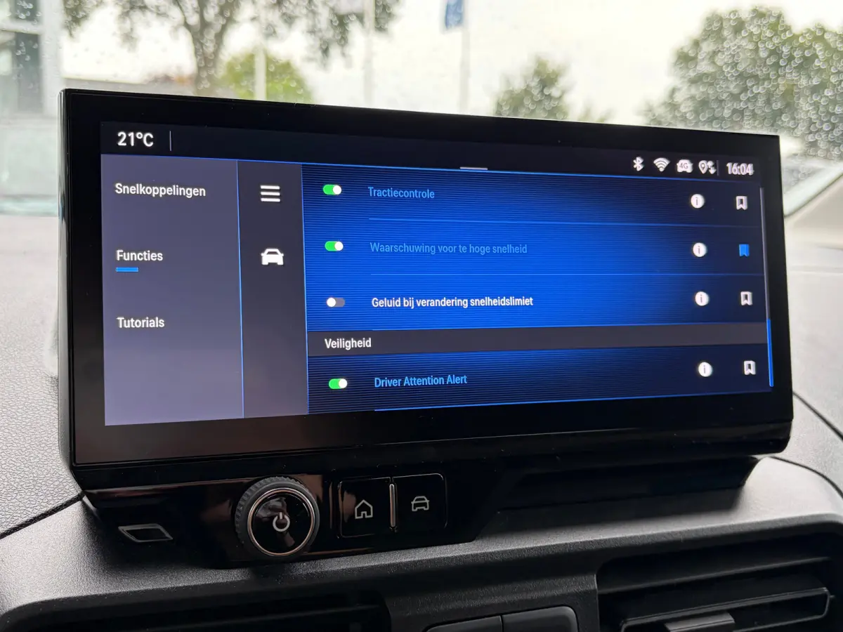 1.5 BlueHDi 100 S&S L1 | 3 ZITS| NAVIGATIE + APPLE CARPLAY/ANDROID AUTO| HOUTEN VLOER IN LAADRUIMTE| KEYLESS ENTRY & START| PARKEERSENSOREN ACHTER| MISTLAMPEN VOOR| DAB| DEALER ONDERHOUDEN|