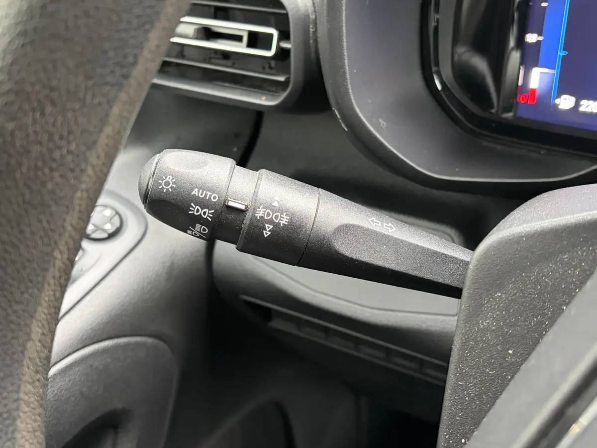 1.5 BlueHDi 100 S&S L1 | 3 ZITS| NAVIGATIE + APPLE CARPLAY/ANDROID AUTO| HOUTEN VLOER IN LAADRUIMTE| KEYLESS ENTRY & START| PARKEERSENSOREN ACHTER| MISTLAMPEN VOOR| DAB| DEALER ONDERHOUDEN|