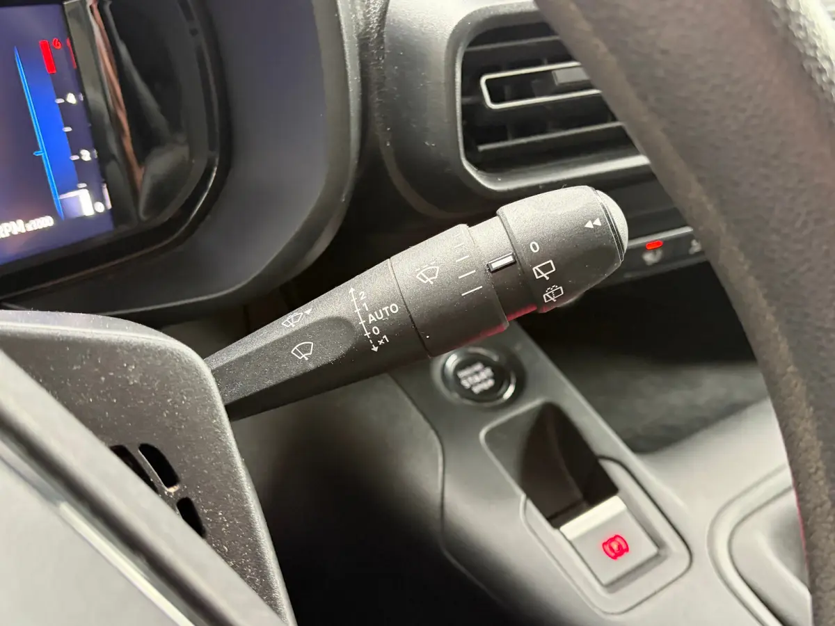 1.5 BlueHDi 100 S&S L1 | 3 ZITS| NAVIGATIE + APPLE CARPLAY/ANDROID AUTO| HOUTEN VLOER IN LAADRUIMTE| KEYLESS ENTRY & START| PARKEERSENSOREN ACHTER| MISTLAMPEN VOOR| DAB| DEALER ONDERHOUDEN|