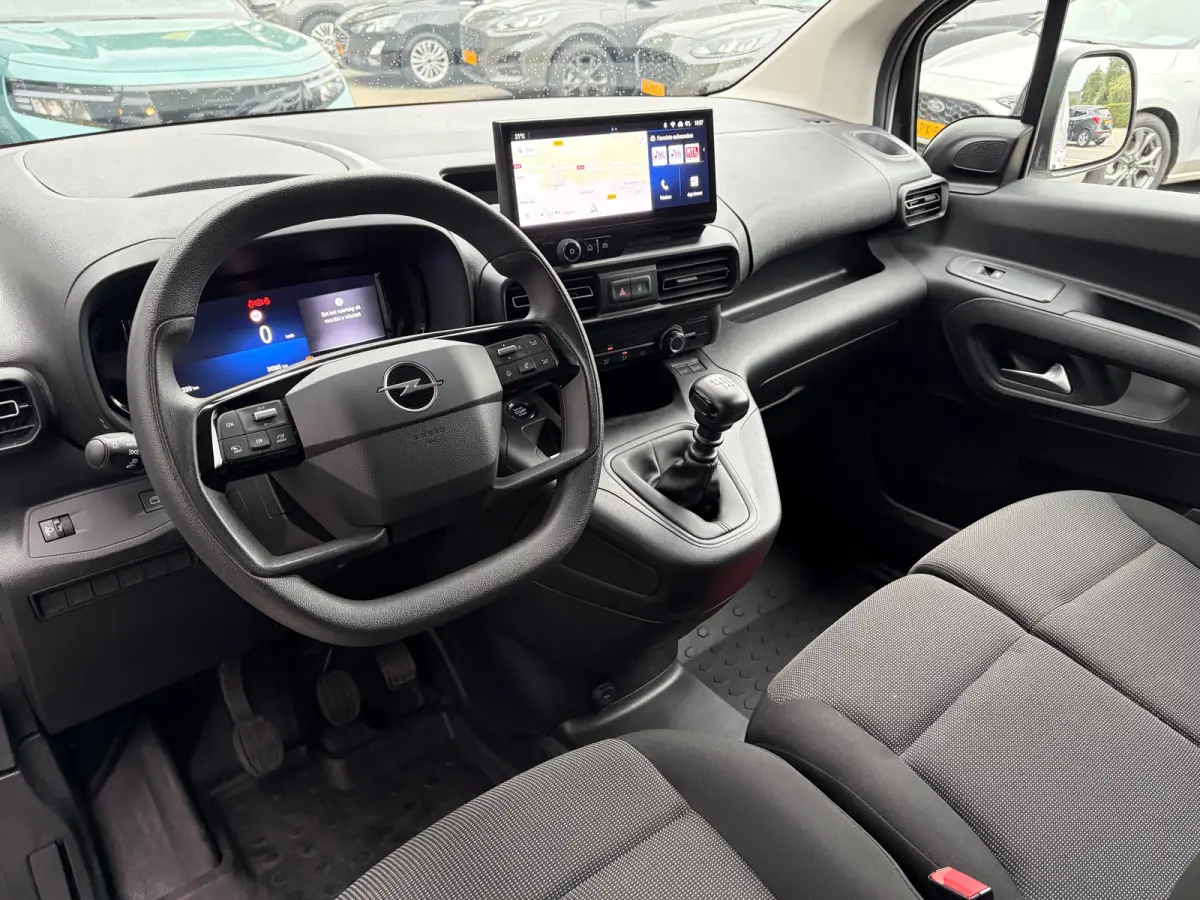 1.5 BlueHDi 100 S&S L1 | 3 ZITS| NAVIGATIE + APPLE CARPLAY/ANDROID AUTO| HOUTEN VLOER IN LAADRUIMTE| KEYLESS ENTRY & START| PARKEERSENSOREN ACHTER| MISTLAMPEN VOOR| DAB| DEALER ONDERHOUDEN|