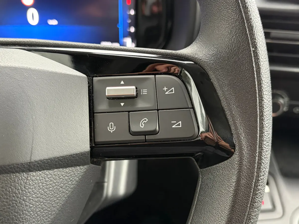 1.5 BlueHDi 100 S&S L1 | 3 ZITS| NAVIGATIE + APPLE CARPLAY/ANDROID AUTO| HOUTEN VLOER IN LAADRUIMTE| KEYLESS ENTRY & START| PARKEERSENSOREN ACHTER| MISTLAMPEN VOOR| DAB| DEALER ONDERHOUDEN|