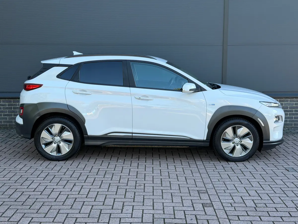 EV Premium 64 kWh | Stuur & Stoelverwarming | 3 Fase | Navigatie | Dealer Onderhouden | Achteruitrijcamera | | Achteruitrijcamera | Apple Carplay/Android Auto|telefoonintegratie premium | Au