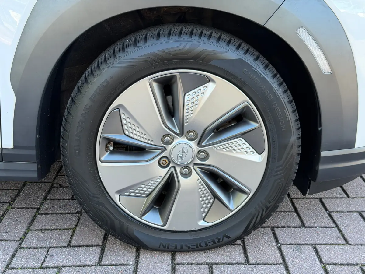 EV Premium 64 kWh | Stuur & Stoelverwarming | 3 Fase | Navigatie | Dealer Onderhouden | Achteruitrijcamera | | Achteruitrijcamera | Apple Carplay/Android Auto|telefoonintegratie premium | Au