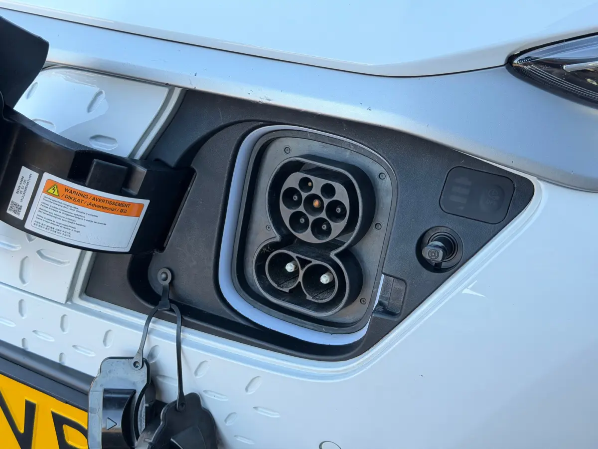 EV Premium 64 kWh | Stuur & Stoelverwarming | 3 Fase | Navigatie | Dealer Onderhouden | Achteruitrijcamera | | Achteruitrijcamera | Apple Carplay/Android Auto|telefoonintegratie premium | Au