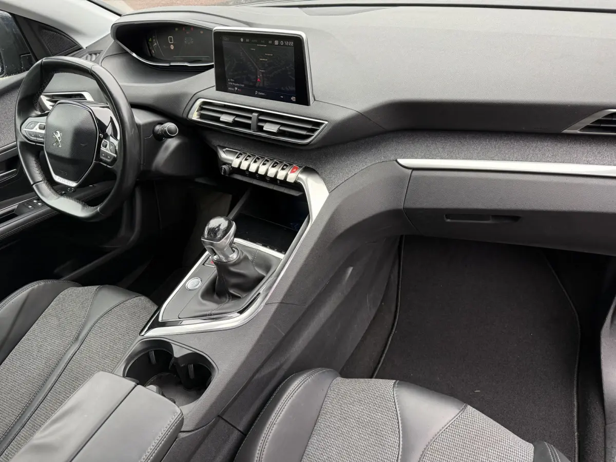130pk PT Première, 19inch GT-line | Camera | Navi & CarPlay