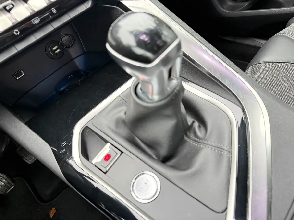130pk PT Première, 19inch GT-line | Camera | Navi & CarPlay