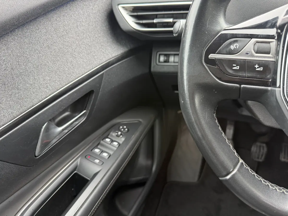 130pk PT Première, 19inch GT-line | Camera | Navi & CarPlay