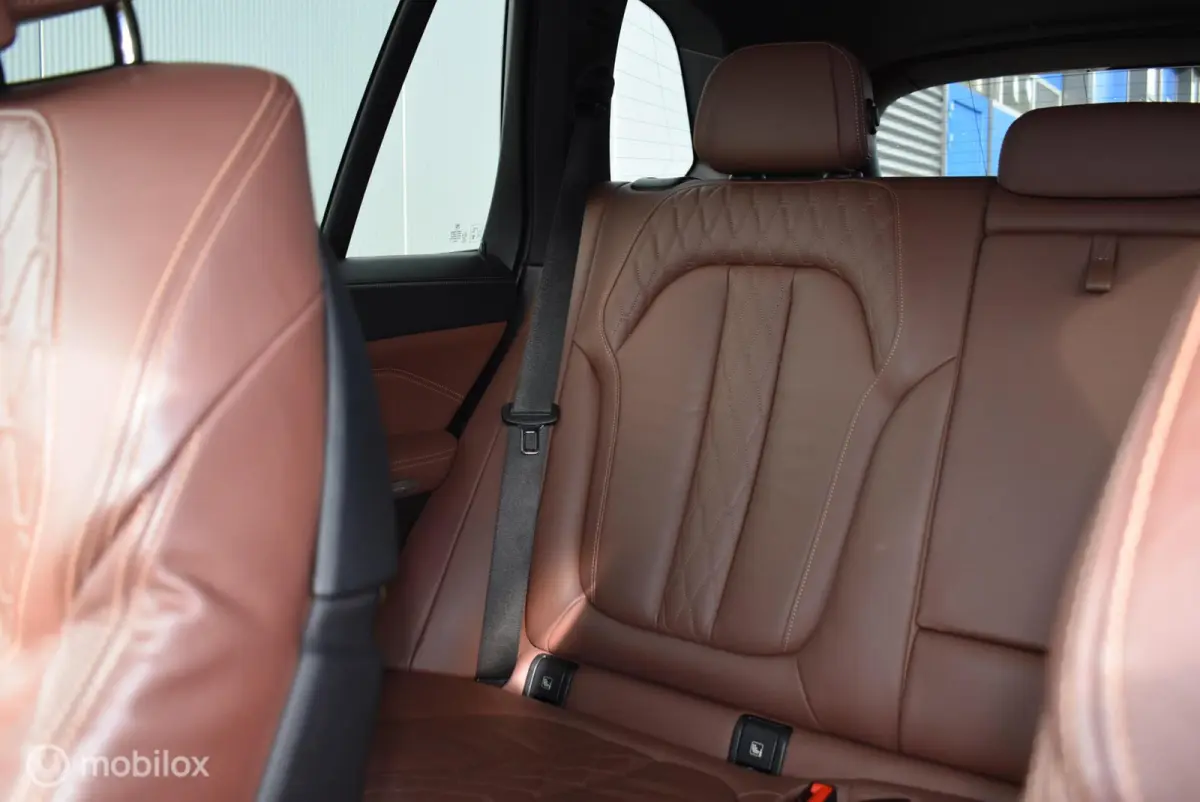 xDrive40i M-Sport Carbonschwarz Skylounge 4WS Luchtvering
