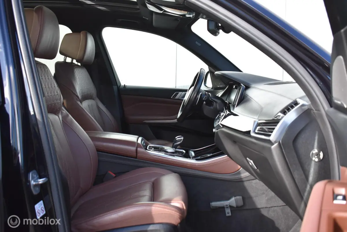 xDrive40i M-Sport Carbonschwarz Skylounge 4WS Luchtvering