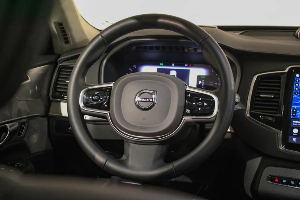 2.0 T8 Recharge AWD Ultra Dark B&W | PANO | HUD