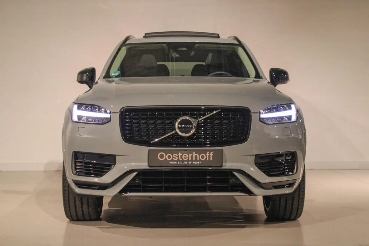 2.0 T8 Recharge AWD Ultra Dark B&W | PANO | HUD