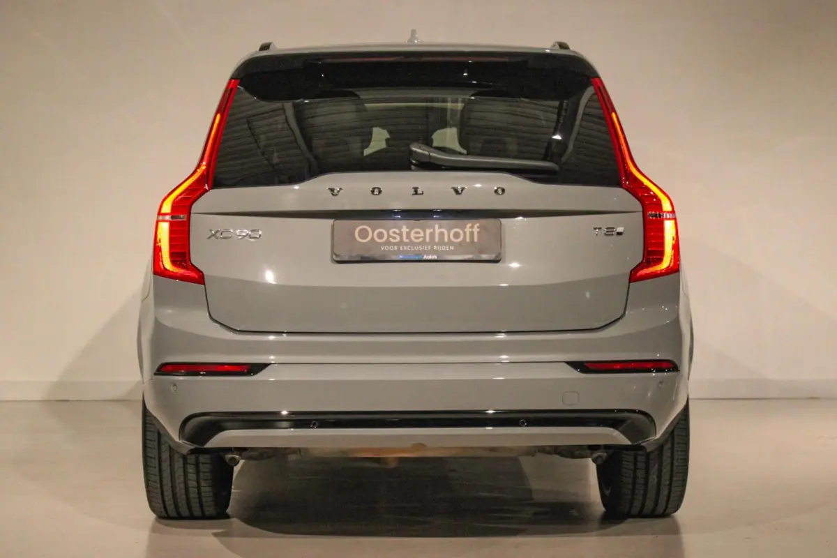 2.0 T8 Recharge AWD Ultra Dark B&W | PANO | HUD