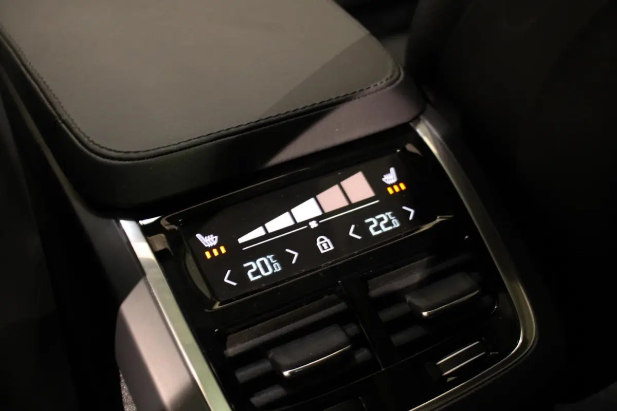 2.0 T8 Recharge AWD Ultra Dark B&W | PANO | HUD