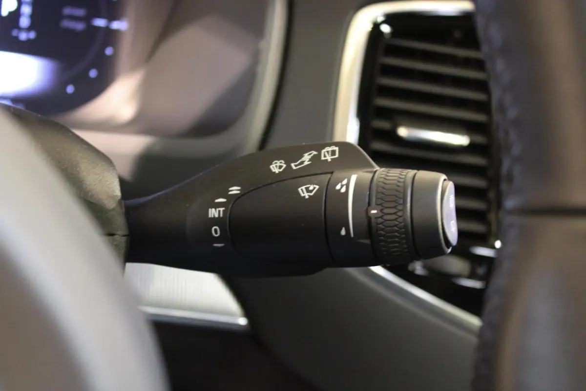 2.0 T8 Recharge AWD Ultra Dark B&W | PANO | HUD