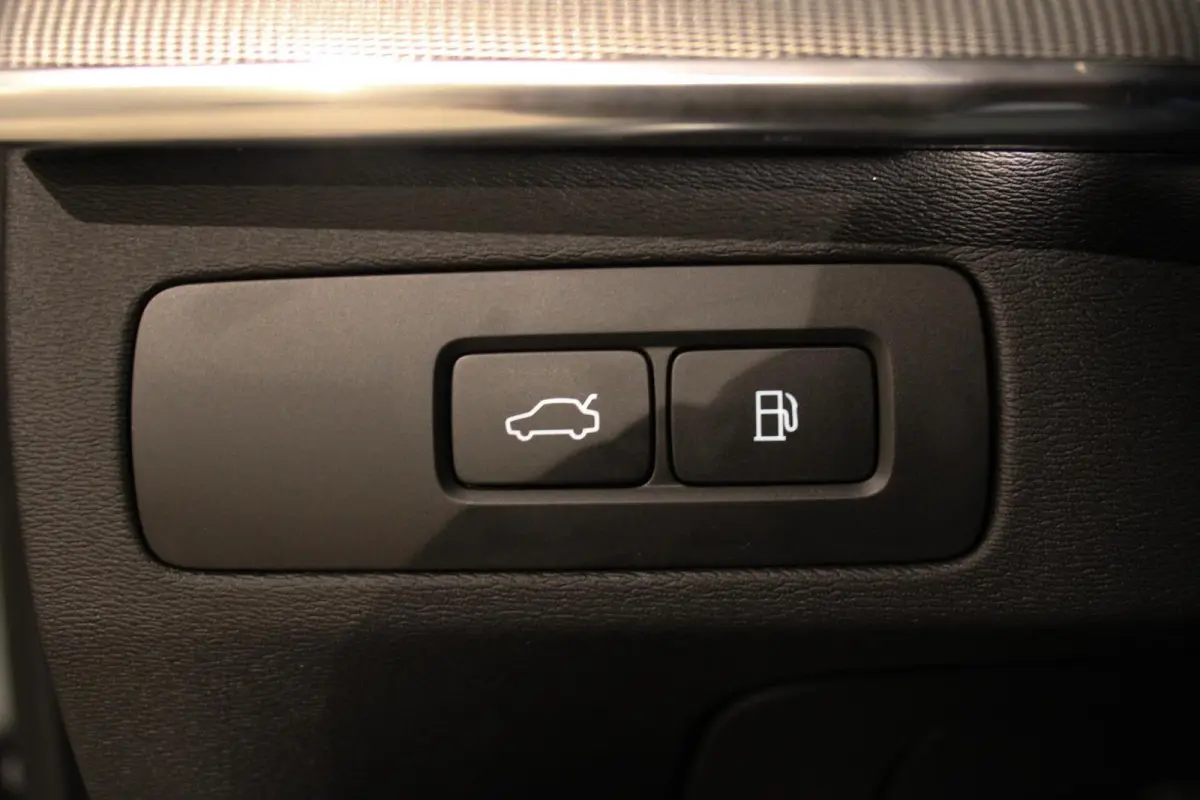 2.0 T8 Recharge AWD Ultra Dark B&W | PANO | HUD