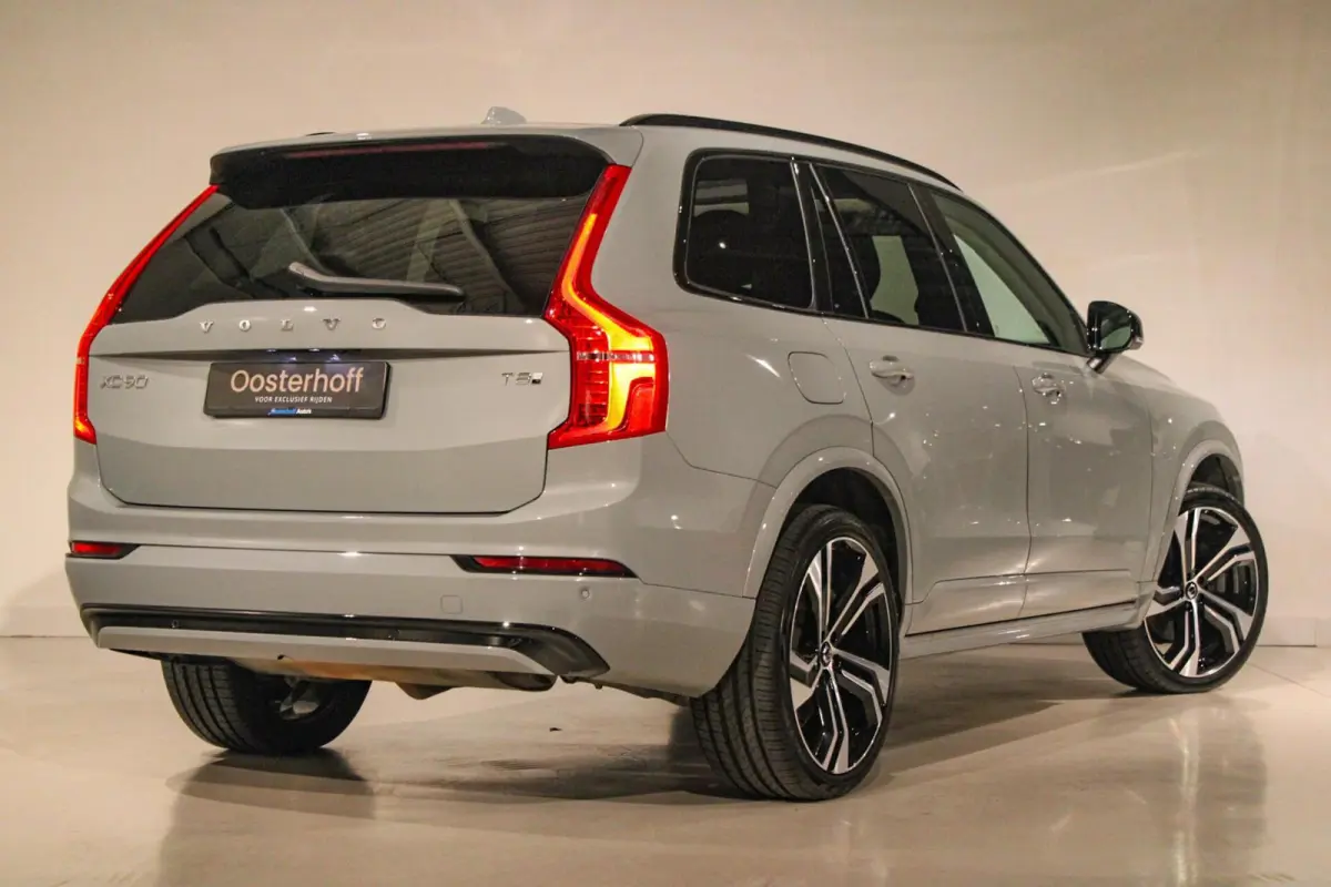 2.0 T8 Recharge AWD Ultra Dark B&W | PANO | HUD