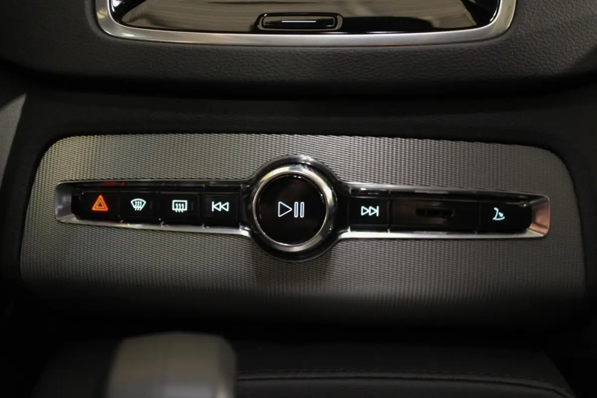 2.0 T8 Recharge AWD Ultra Dark B&W | PANO | HUD