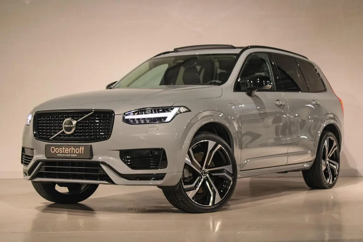2.0 T8 Recharge AWD Ultra Dark B&W | PANO | HUD