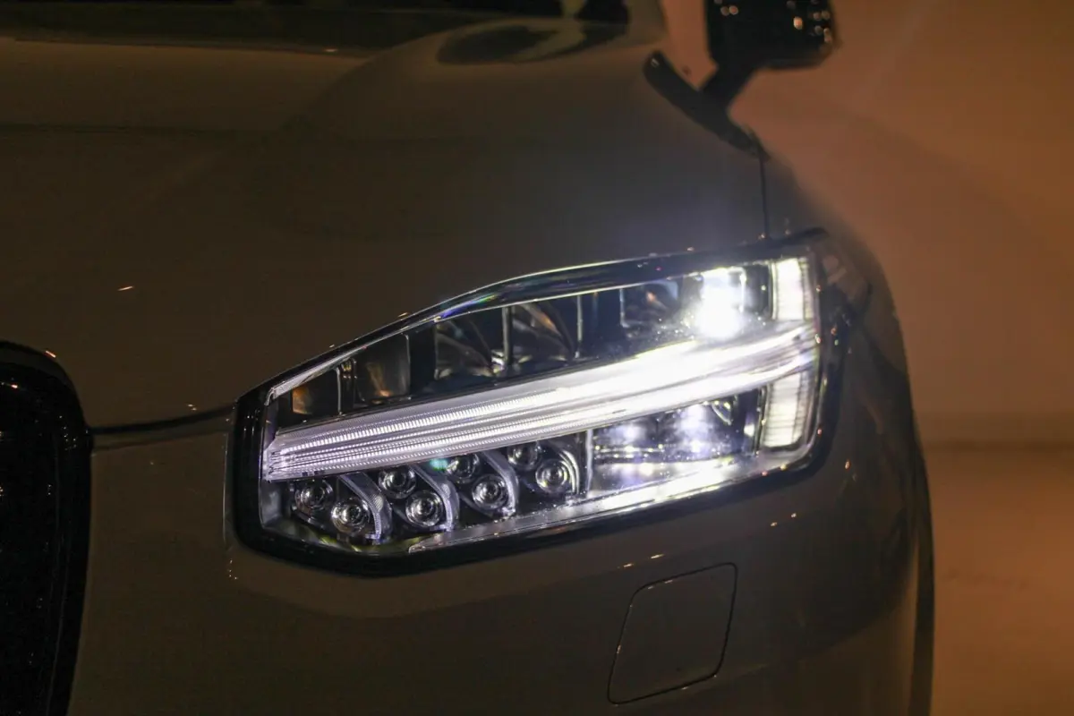 2.0 T8 Recharge AWD Ultra Dark B&W | PANO | HUD