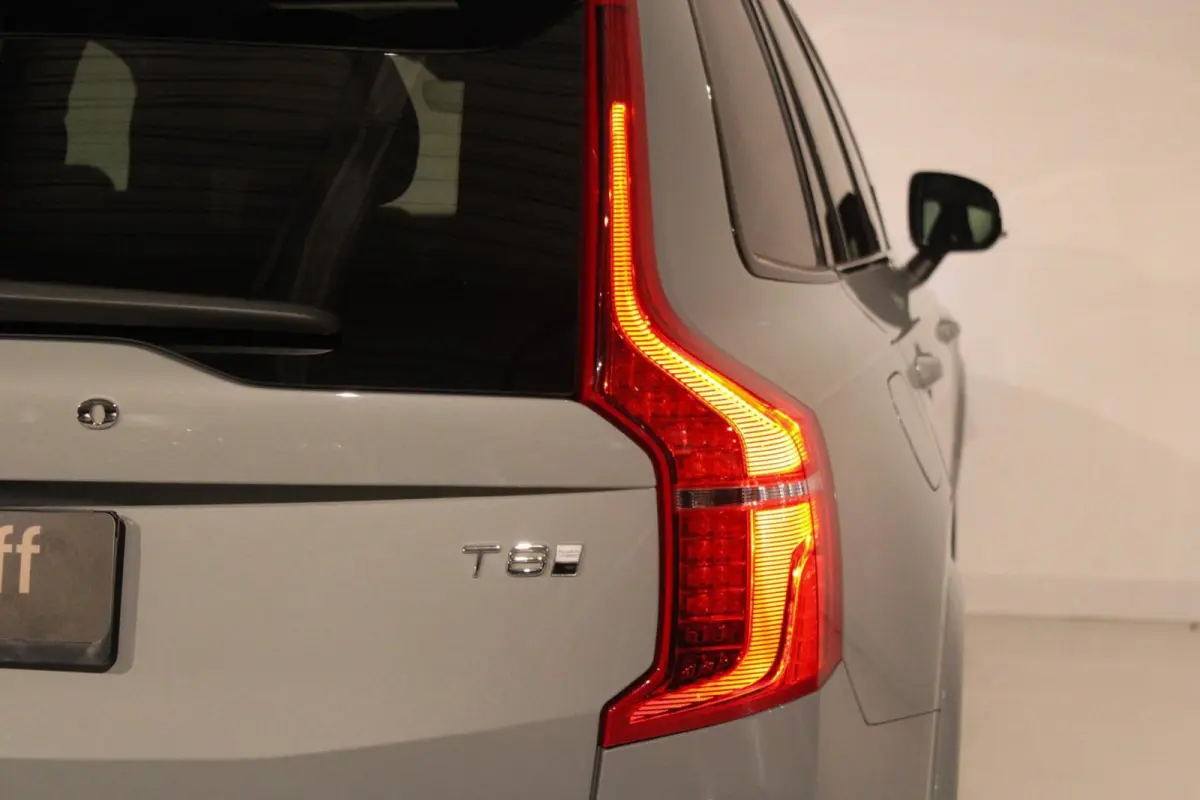 2.0 T8 Recharge AWD Ultra Dark B&W | PANO | HUD