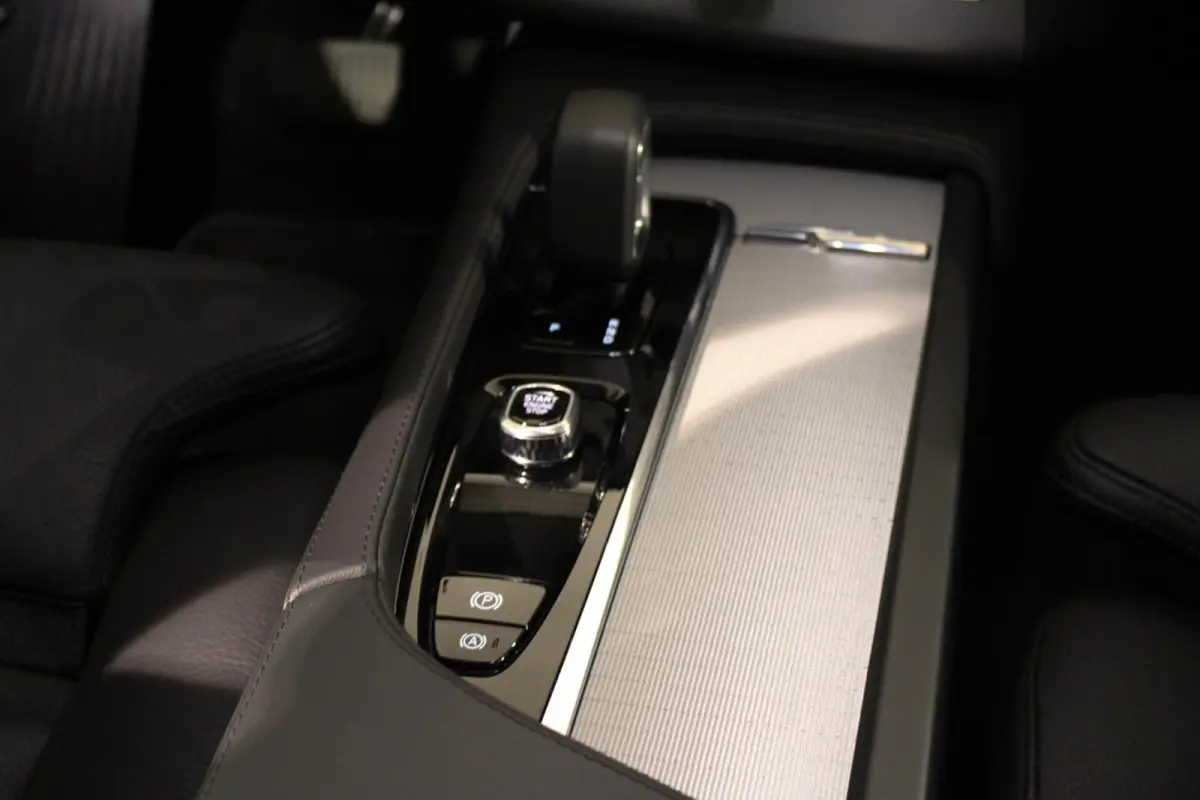 2.0 T8 Recharge AWD Ultra Dark B&W | PANO | HUD