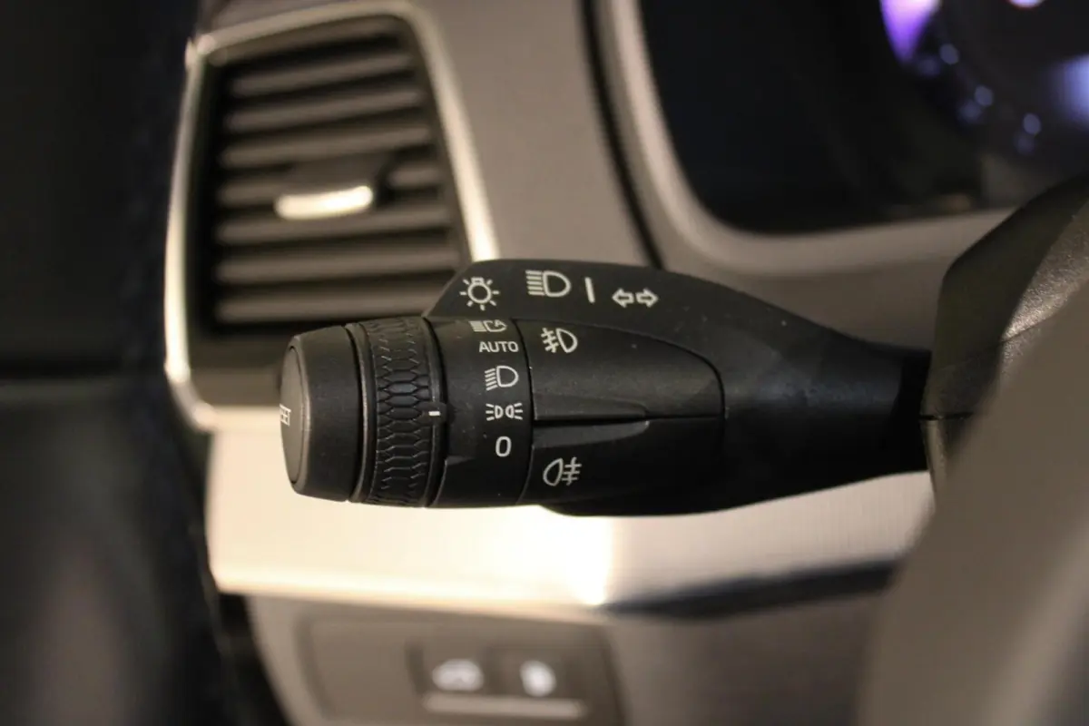 2.0 T8 Recharge AWD Ultra Dark B&W | PANO | HUD