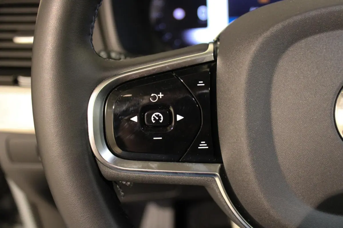 2.0 T8 Recharge AWD Ultra Dark B&W | PANO | HUD