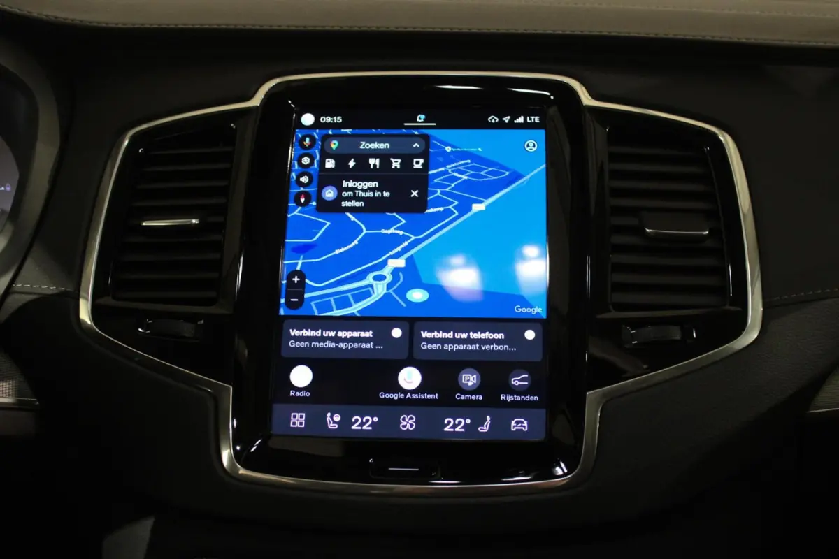 2.0 T8 Recharge AWD Ultra Dark B&W | PANO | HUD