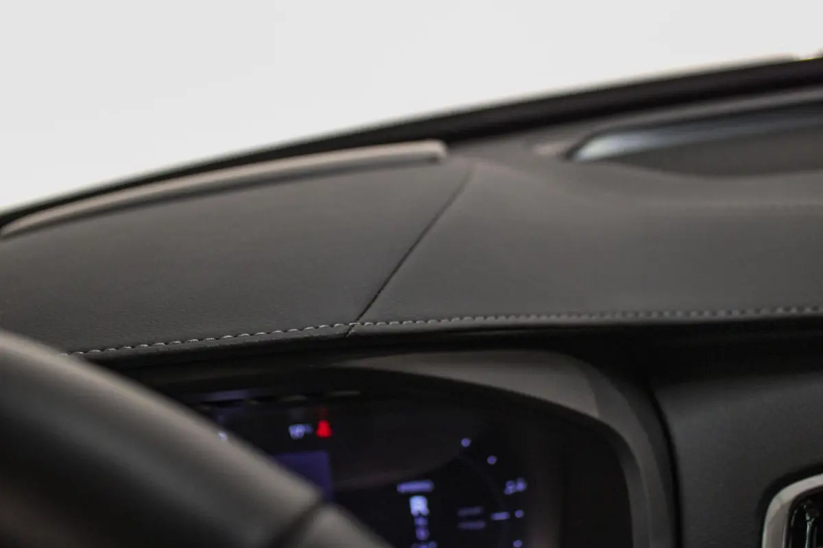 2.0 T8 Recharge AWD Ultra Dark B&W | PANO | HUD