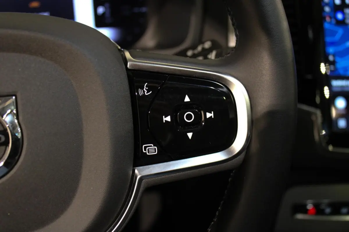 2.0 T8 Recharge AWD Ultra Dark B&W | PANO | HUD