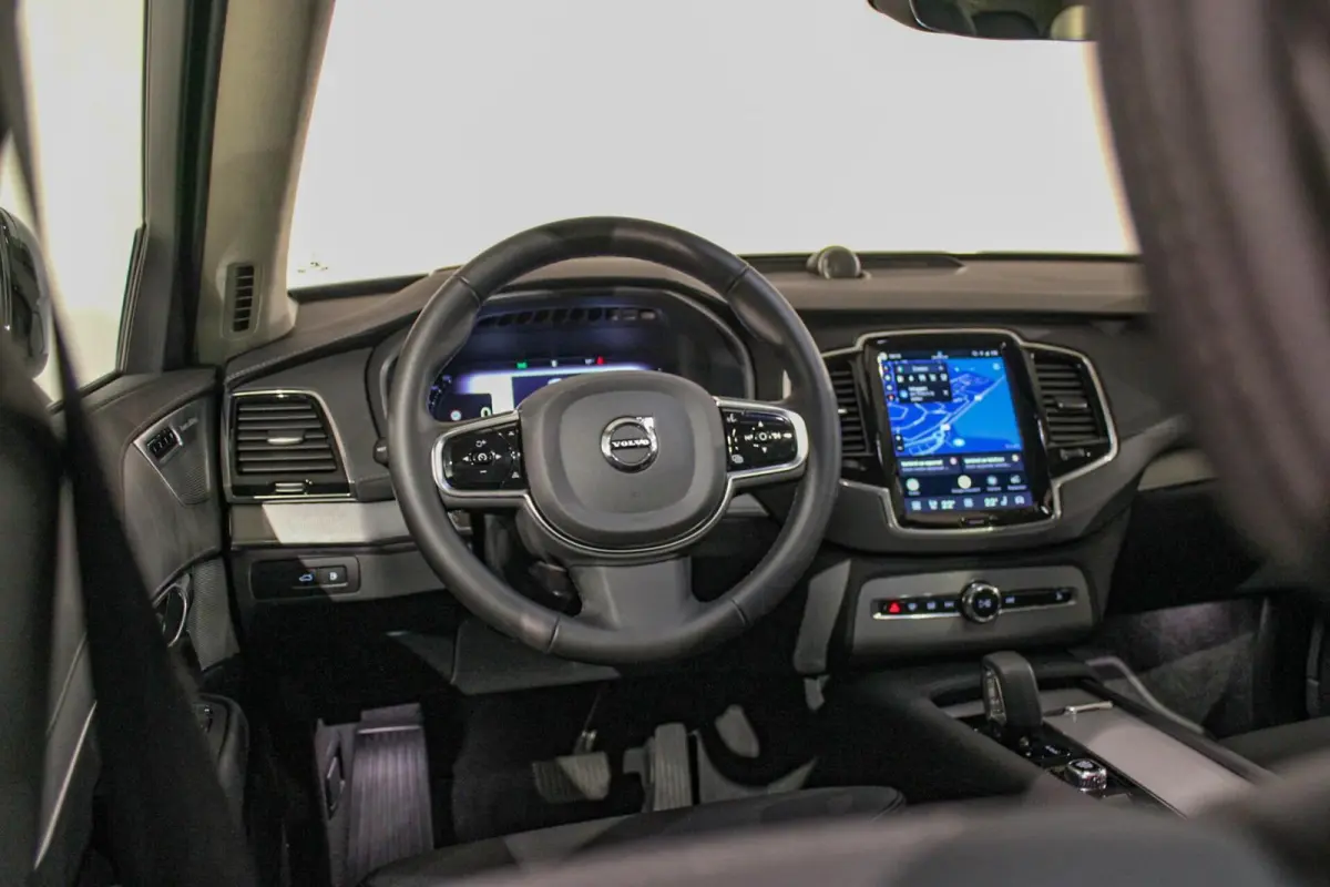 2.0 T8 Recharge AWD Ultra Dark B&W | PANO | HUD