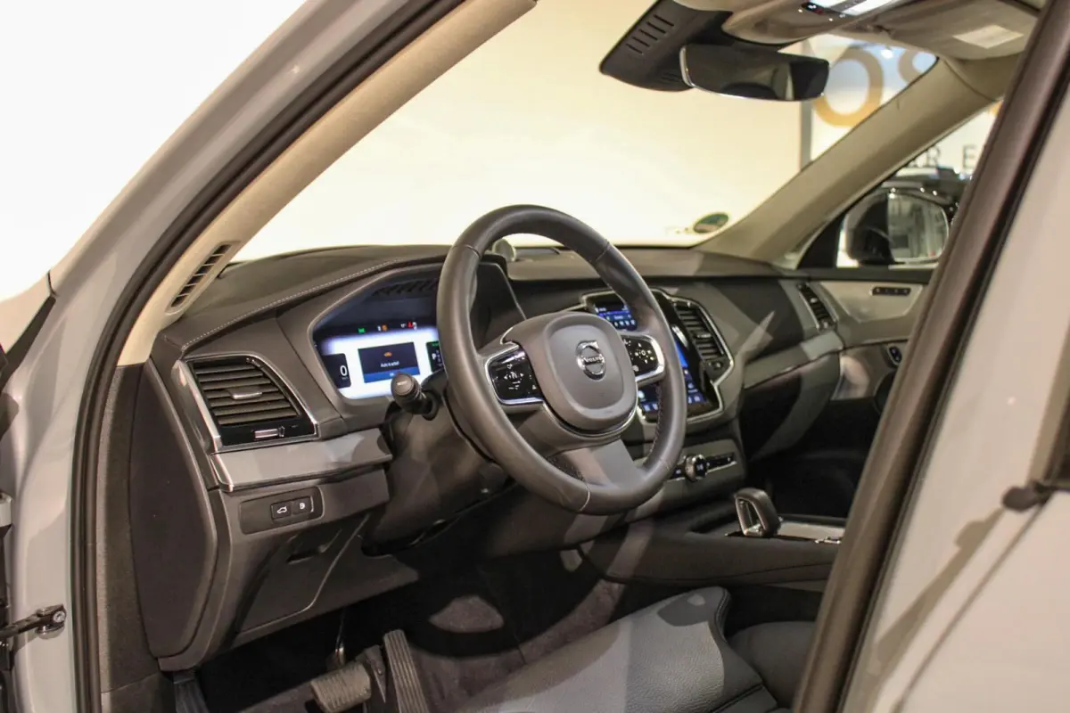 2.0 T8 Recharge AWD Ultra Dark B&W | PANO | HUD