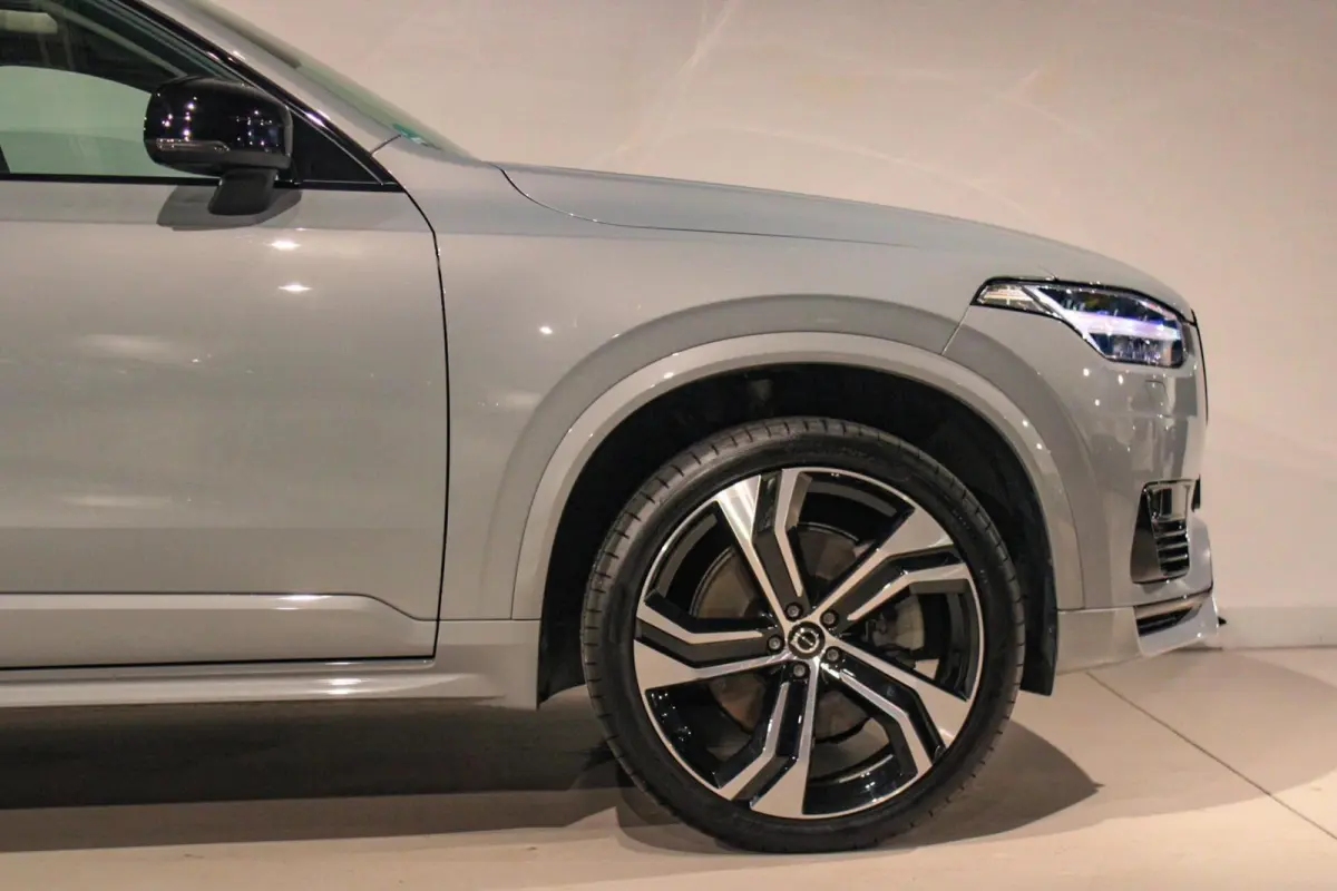 2.0 T8 Recharge AWD Ultra Dark B&W | PANO | HUD
