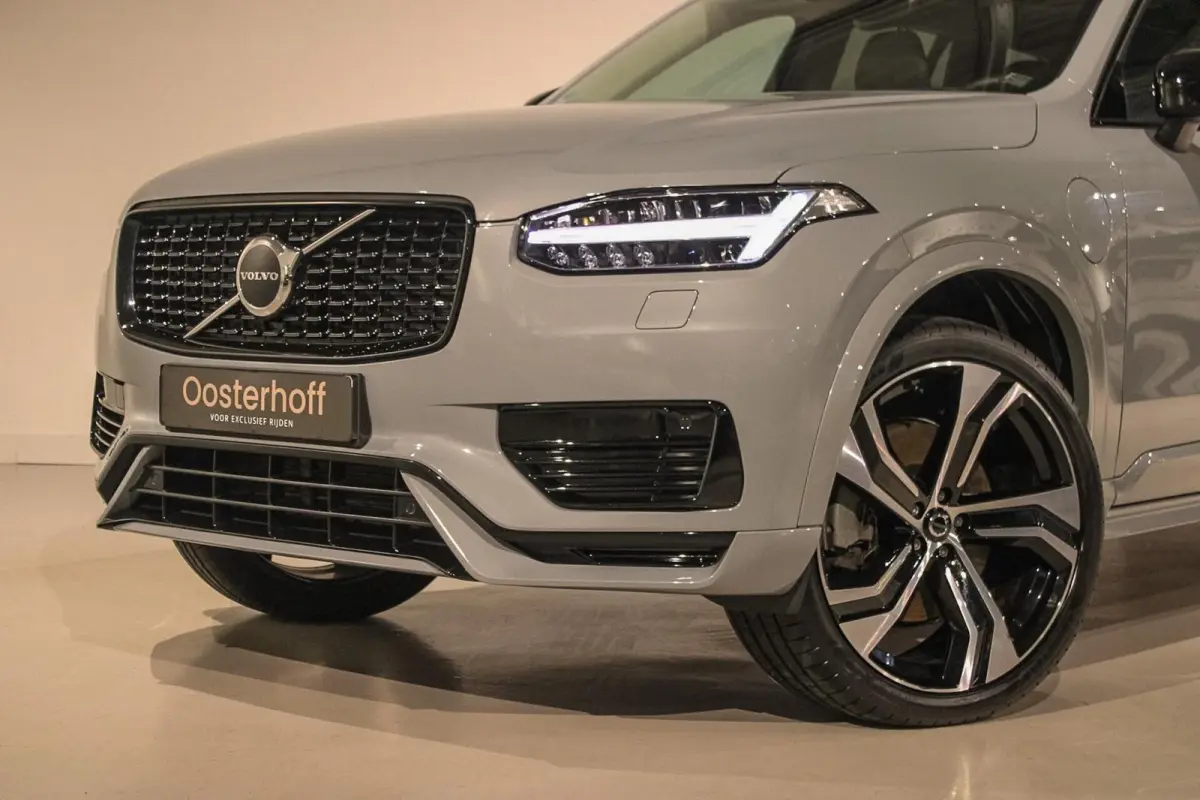 2.0 T8 Recharge AWD Ultra Dark B&W | PANO | HUD