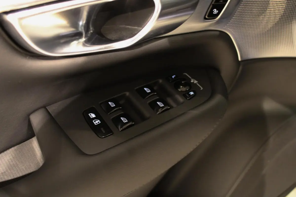 2.0 T8 Recharge AWD Ultra Dark B&W | PANO | HUD